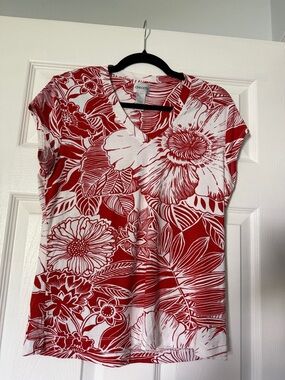 Chico's Red and White Floral V-Neck Short Sleeve Top